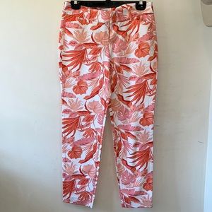 Old Navy Women’s 6 Pixie Coral/Orange  on White Leaf Print Capris